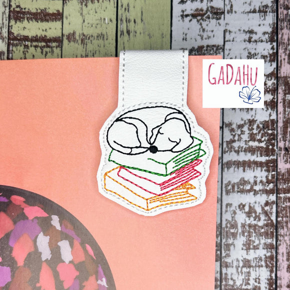 Dog on books magnetic bookmark ITH Embroidery design